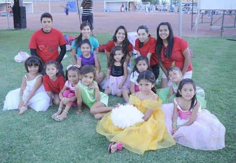 04082012 GUíAS  y pequeñitas disfrutaron de la clausura del curso.