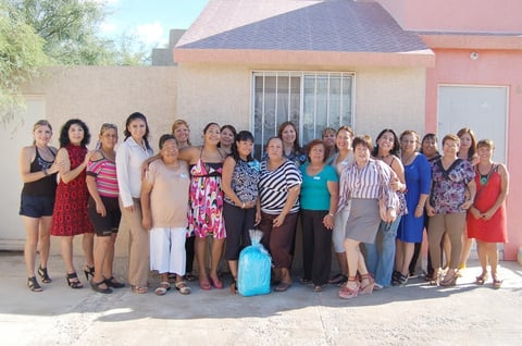 04082012 KAREN  recibió ameno festejo de canastilla, al cual la acompañaron sus familiares y amigas, quienes le desearon lo mejor.