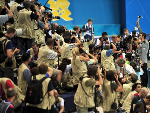Phelps posó ante la multitud de medios con su trofeo al "Mejor atleta olímpico de todos los tiempos"