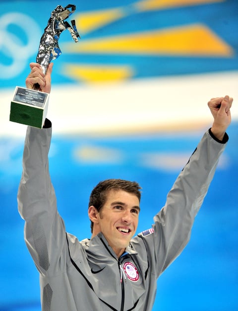 Phelps recibió un trofeo al "Mejor atleta olímpico de todos los tiempos" entregado por la Federación Internacional de Natación (FINA, por sus siglas en inglés).