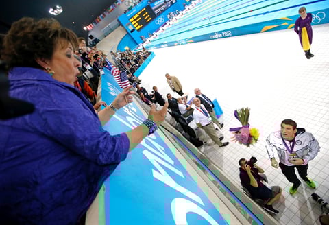 El momento más tierno fue cuando vio a su madre, Debbie Phelps, en la tribuna. Le lanzó el ramo de flores, pero el mismo se cayó al piso. Lo recogió y lo intercambió con una banderita estadounidense que agitó para saludar a la multitud.
