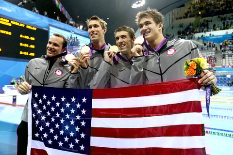EL equipo estadounidense poso con sus medallas de oro y alzaron la bandera de su país.