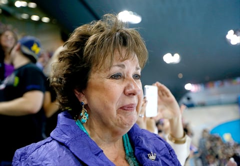 La madre de Michael Phelps lució emocionada al apreciar la despedida triunfal de su hijo en los Juegos Olímpicos.