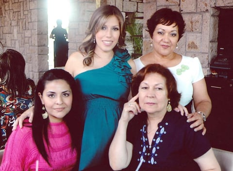 05082012 KARLA  Atilano de Ruiz festejando la prÃ³xima llegada de su bebÃ©, en compaÃ±Ã­a de su mamÃ¡ Mayela LÃ³pez, Lizy y Elia.