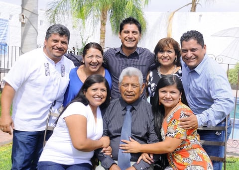 05082012 DON MACARIO  en feliz festejo de cumpleaÃ±os a lado de sus hijos: Sanjuana, Lourdes, Laura, Alma, Pedro, Francisco y Alfredo.