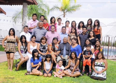 05082012 DON MACARIO  en compaÃ±Ã­a de sus hijos, nietos, bisnietos y demÃ¡s familiares.