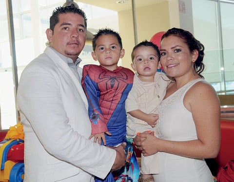 05082012 ÃLVARO  Salazar en compaÃ±Ã­a de su papÃ¡ Ãlvaro Salazar, su mamÃ¡ Candy Codina y su hermanito.