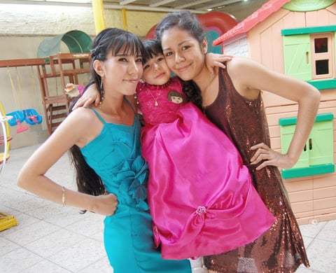 07082012 KIMBERLY  Nohely Padilla Nava junto a su mamÃ¡ Norma y su prima Wendy.