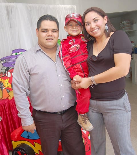 07082012 AARÃ³N  Armando HernÃ¡ndez LÃ³pez en compaÃ±Ã­a de sus papÃ¡s Armando y Karla.