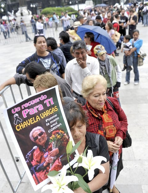 En las inmediaciones del Palacio de Bellas Artes, enclavado en el centro histórico de Ciudad de México, varias decenas de seguidores hacían fila esperando poder pasar a despedirse de Chavela.