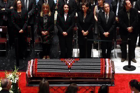 Como anfitriona, Teresa Vicencio tuvo unas palabras de bienvenida en las que recordó a la artista y su última visita a Bellas Artes en abril pasado, cuando ofreció un concierto en homenaje al poeta Federico García Lorca acompañada por la cantante Martirio y Eugenia León, "en el que México y España se encontraron".