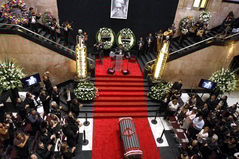 El cortejo fúnebre hizo su entrada en el salón principal de este recinto, decorado con una gran alfombra roja y con varias coronas de flores blancas, acompañado de mariachis que interpretaron "El último trago", de José Alfredo Jiménez.