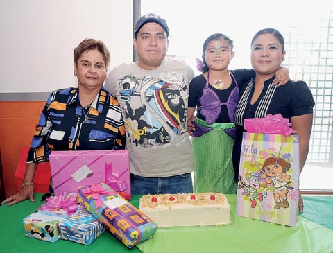 05082012 ESTEFANíA  Arreola Pérez luce acompañada de sus padres: Arturo Arreola Muñoz y