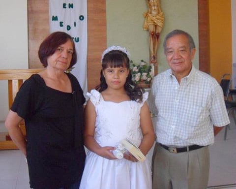 Ana Sofía García, con sus abuelos Hortencia Galaviz y Javier Flores.