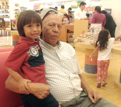 Toñito Benavente Reyes y don Toño Benavente, de compras.