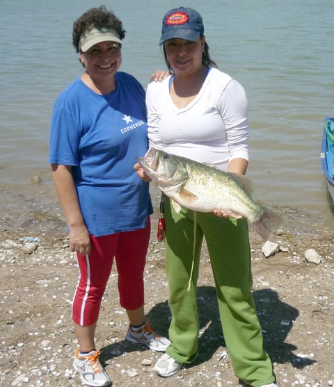 María de Lourdes López e Ivonne Terrones, en la Presa Francisco Zarco.