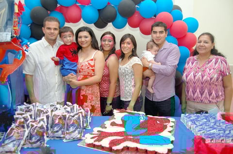 10082012 XAVIER PABLO  con su papÃ¡ Paul Niemeier y su mamÃ¡ Rosy, los acompaÃ±an MÃ³nica Urquizo, Liliana Montenegro, Marcus, Juan Carlos Ortiz y Sra. Carmen Urquizo.