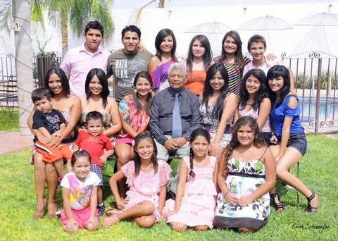 10082012 NIETOS  y bisnietos en festejo de cumpleaÃ±os del Sr. Macario Cepeda.