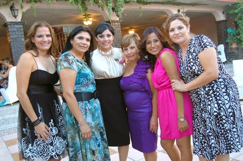 08082012 CRISTINA  Izquierdo SÃ¡enz junto a algunas de las asistentes a su despedida de soltera.