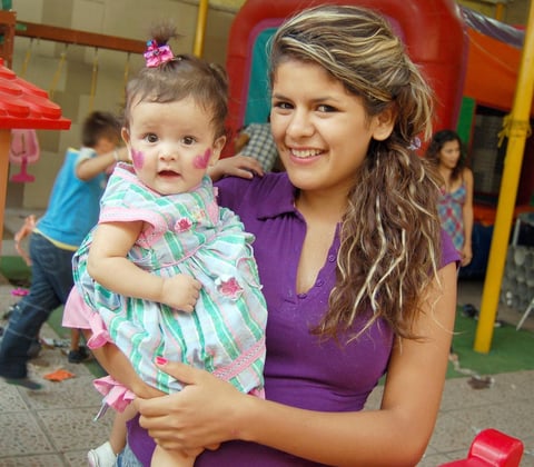 10082012 ESTÃ©FANY  y Karla, muy contentas acudieron a reciente festejo infantil.