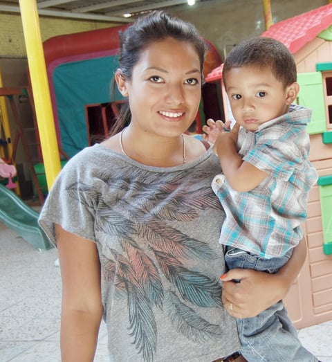 10082012 MARIANA  y el pequeÃ±o Franco, disfrutaron una tarde de fiesta.