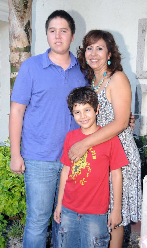 09082012 ALICIA  RomÃ¡n Flores en su cumpleaÃ±os, con sus hijos AndrÃ©s Eduardo y Carlos Rodrigo.