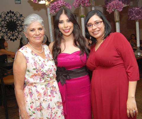 08082012 PAMELA  Garbuno Segura en compañía de su mamá Loria Segura y su hermana Lyzzon Garbuno.