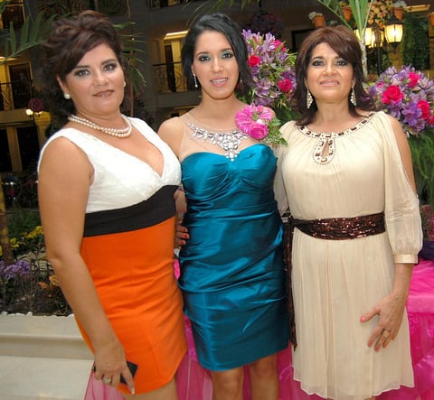 08082012 ANA PAULINA  Tovar González junto a las anfitrionas de su despedida de soltera: su futura suegra Nena de Ávila y su mamá María Luisa González de Tovar.