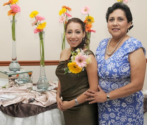 08082012 ANNY  acompañada de su mamá, Sra. Ma. del Carmen Orozco de Mena.