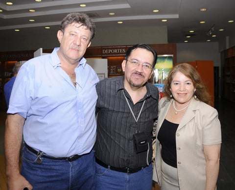 08082012 RICARDO  Mercado, el expositor Jayme Sifuentes y Estrella Faya.