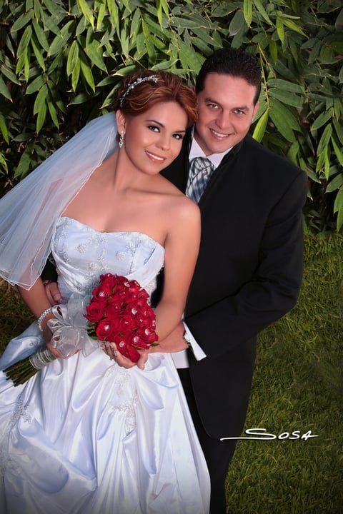 Lic. Airam Denice Chá¡vez Rodrí­guez y L.E.F. Ví­ctor Manuel Enrí­quez Gil, recibieron la bendición nupcial en la Parroquia de Todos los Santos, el 14 de julio de 2012. Presentes estuvieron sus padres, señores: Ví­ctor Manuel Enríquez Romero y María Dolores Gil Alba;  Humberto Chávez Leyva y Marí­a Regina Rodrí­guez Nájera.
