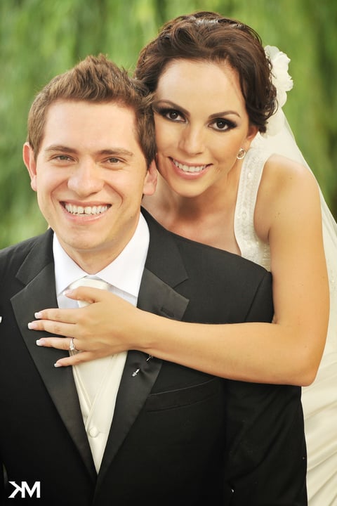 Srita. Mónica Leticia Esperón Saldaña y Sr. Diego Esquivel de la Rosa unieron sus vidas en matrimonio el sábado 16 de junio, en la parroquia Los Ãngeles. Ellos son hijos de los Sres. Ricardo Esperón Graham y Leticia Teresa Saldaña Martínez; Jesús Esquivel Alonso y Blanca Silvia de la Rosa Gaona.- Studio KM