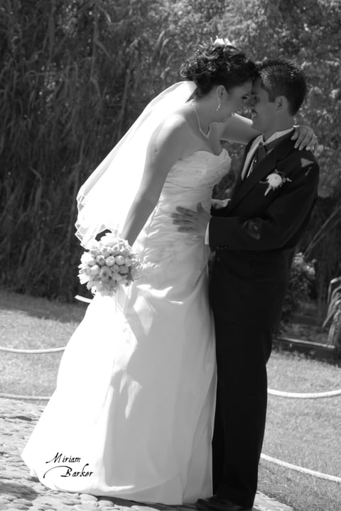 SRITA.  Angélica Nayely García y Sr. Jesús Hernández Cisneros, captados el dí­a de su boda.- Miriam Barker Fotografí­a.