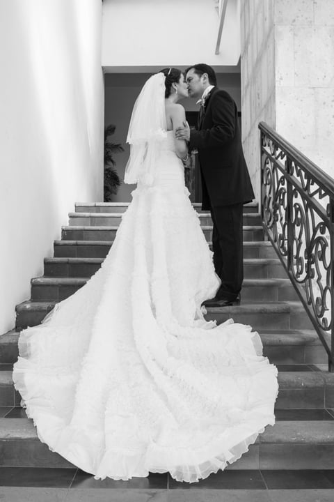 SRITA.  Lupita López García y Sr. Fabián Equihua Guillén, captados en fotografía de estudio el día de su boda.
