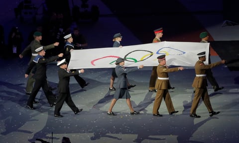 El himno del Comité Olímpico Internacional, no pudo faltar en esta ceremonia y mientras sonó, la bandera olímpica se baja del mástil para ser retirada y volver a ser izada dentro de cuatro años, pero ahora en Río de Janeiro, Brasil.