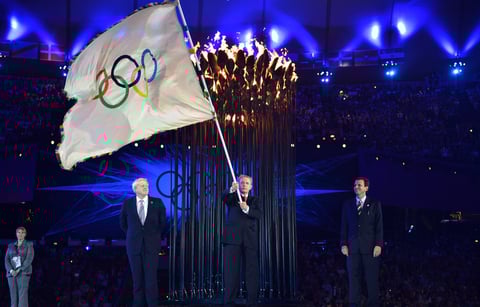 El alcalde de Río de Janeiro, Eduardo Paes, recibió la bandera olímpica de manos del presidente del Comité Olímpico Internacional (COI), Jacques Rogge.