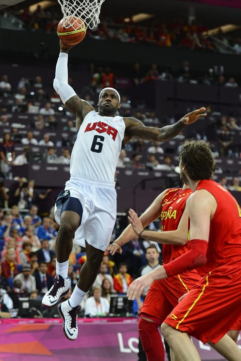 Estados Unidos y su imbatibilidad en el basquetbol sigue imperando.
Es fácil pensar en el dominio de las estrellas de la NBA del equipo de hombres que vencieron a España en la final para repetir el oro de Beijing, pero el verdadero dominio es del equipo de mujeres que aplastó a Francia en la final para conquistar su quinto oro consecutivo.