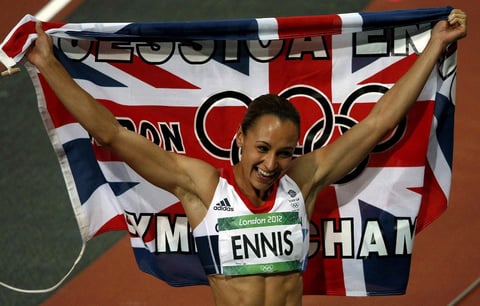 Mo Farah y Jessica Ennis enamoran a los británicos.
El fondista campeón de los 5,000 y 10,000 metros y la reina del heptatlón fueron los rostros británicos de los Juegos, y ayudaron en gran medida a mantener encendido el fervor de la afición local que abarrotó el estadio para las pruebas de atletismo.