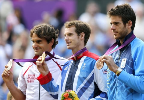 Murray y Federer reeditan la final de Wimbledon... por el oro.
El británico Andy Murray, que había perdido menos de un mes antes la final del Grand Slam de Wimbledon contra Roger Federer, derrotó al suizo por la medalla de oro del tenis olímpico, que se jugó en el venerado césped del All England Club. El escosés lo describió como el mayor logro en su carrera, mientras que Federer conquistó su primera medalla individual en sus cuartos Juegos, no sin antes disputar un épico partido de 4 horas, 26 minutos en las semifinales contra el argentino Juan Martín del Potro, que terminó siendo el duelo más largo en la era de los Abiertos para un encuentro de tres sets.