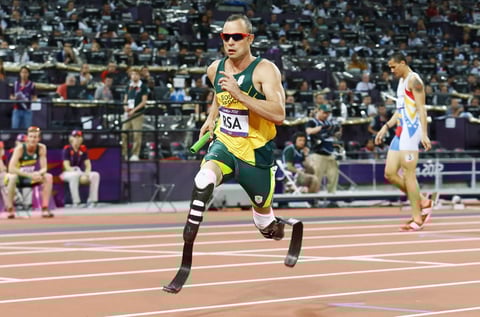 Oscar Pistorius, el Blade Runner.
Tras una larga batalla legal y problemas para clasificarse, el sudafricano se convirtió en el primer atleta con las piernas amputadas que compite en unos Juegos Olímpicos. Pistorius avanzó a las semifinales de los 400 metros y corrió en la final del relevo 4x400.