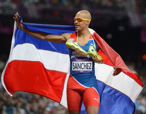 Las lágrimas de Félix Sánchez.
Ocho años después de su coronación en Atenas, y a casi tres semanas de los 35 años, el dominicano volvió a lo más alto del podio al imponerse en los 400 metros con vallas. Fue una actuación monumental para el "Supersánchez", pero la estampa que dejó tras cruzar la meta fue una de las más emotivas en Londres: primero, sacó una foto de su fenecida abuela y la besó en la pista del Estadio Olímpico, y después lloró descontroladamente en el podio al recibir la medalla de oro.
