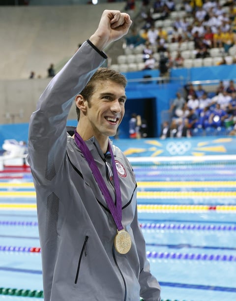 El adiós de Phelps. 
El mejor nadador de todos los tiempos se retiró de las piscinas olímpicas con un récord que será casi imposible igualar: 18 oros (dos veces lo que tiene su rival más cercano) y 22 medallas en total. El estadounidense embolsó seis medallas en Londres -cuatro oros y dos platas- para convertirse en el atleta más laureado en la historia de los Juegos Olímpicos. Phelps superó con holgura las 18 medallas de la gimnasta soviética Larisa Latynina, y no hay nadie en el horizonte que parezca capaz de alcanzarlo.