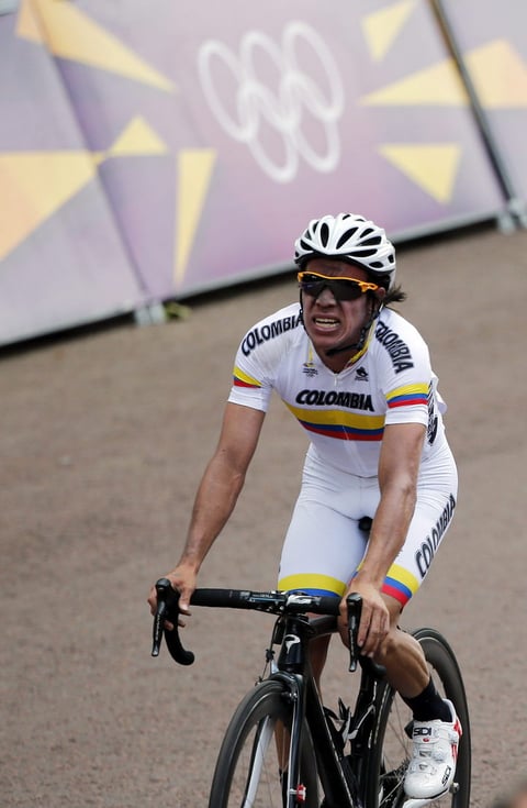 El casi oro de Rigoberto Urán.
Quizás sea un poco injusto calificar como un "fracaso" lo de Urán. Después de todo, nadie tenía en sus planes que el colombiano ganara la medalla de plata en una prueba de ruta del ciclismo que estaba diseñada a la medida de los competidores británicos. El problema es que Urán tenía el oro casi en el bolsillo, pero un error casi infantil en los 400 metros finales, al mirar por encima del hombro incorrecto y perder el balance, permitió al kazajo Alexandre Vinokourov superarlo en el sprint y arrebatarle el título.