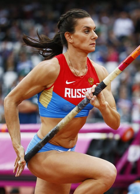¿Fin de la era de Isinbayeva?
Yelena Isinbayeva tiene todos los records habidos y por haber en el salto con pértiga y buscaba su tercer oro consecutivo en Juegos Olímpicos. No sucedió. Peor aún, la rusa terminó tercera, aunque luego se le vio bastante contenta con su medalla de bronce, porque dijo que había tenido problemas físicos. Isinbayeva aseguró que volverá a buscar el oro en Río 2016, aunque para entonces ya tendrá 34 años.