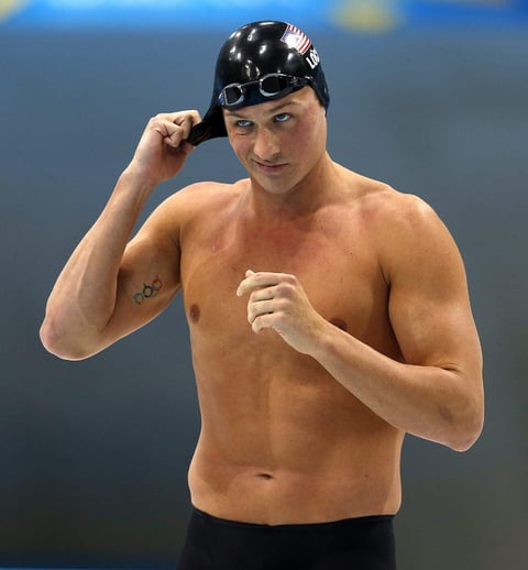 Ryan Lochte NO es el próximo Phelps.
El nadador estadounidense fue vendido por la máquina publicitaria como el sucesor de Phelps en la piscina, pero aunque ganó cinco preseas, sólo dos fueron de oro, un desempeño lejos de lo que se esperaba para el que fue el gran némesis de Phelps en las grandes competencias recientes. Con 28 años, difícilmente tendrá la oportunidad de aumentar mucho su botín si llega a competir en Río.
