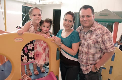 11082012 REGINA , Valentina, Claudia y Daniel LÃ³pez.