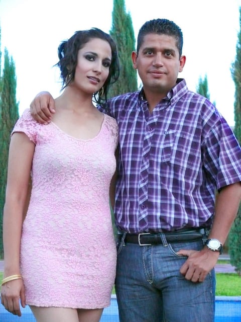 12082012 LUISA  Morales y RaÃºl HernÃ¡ndez en reciente festejo.