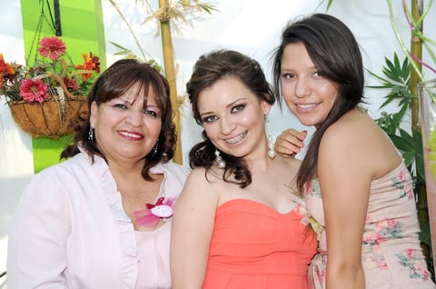 11082012 MAMá  de la festejada Sra. Laura Elena Macías Muñoz, Laura Patricia y su hermana, Mariana Solís Macías.