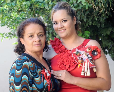 13082012 MARíA  Elena Flores Sánchez en compañía de su mamá María Elena Sánchez Fernández.