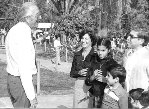 Dionisio Sánchez Herrera y familia con el director general de Olivetti en una posada en Chapultepec, en los años 60.
